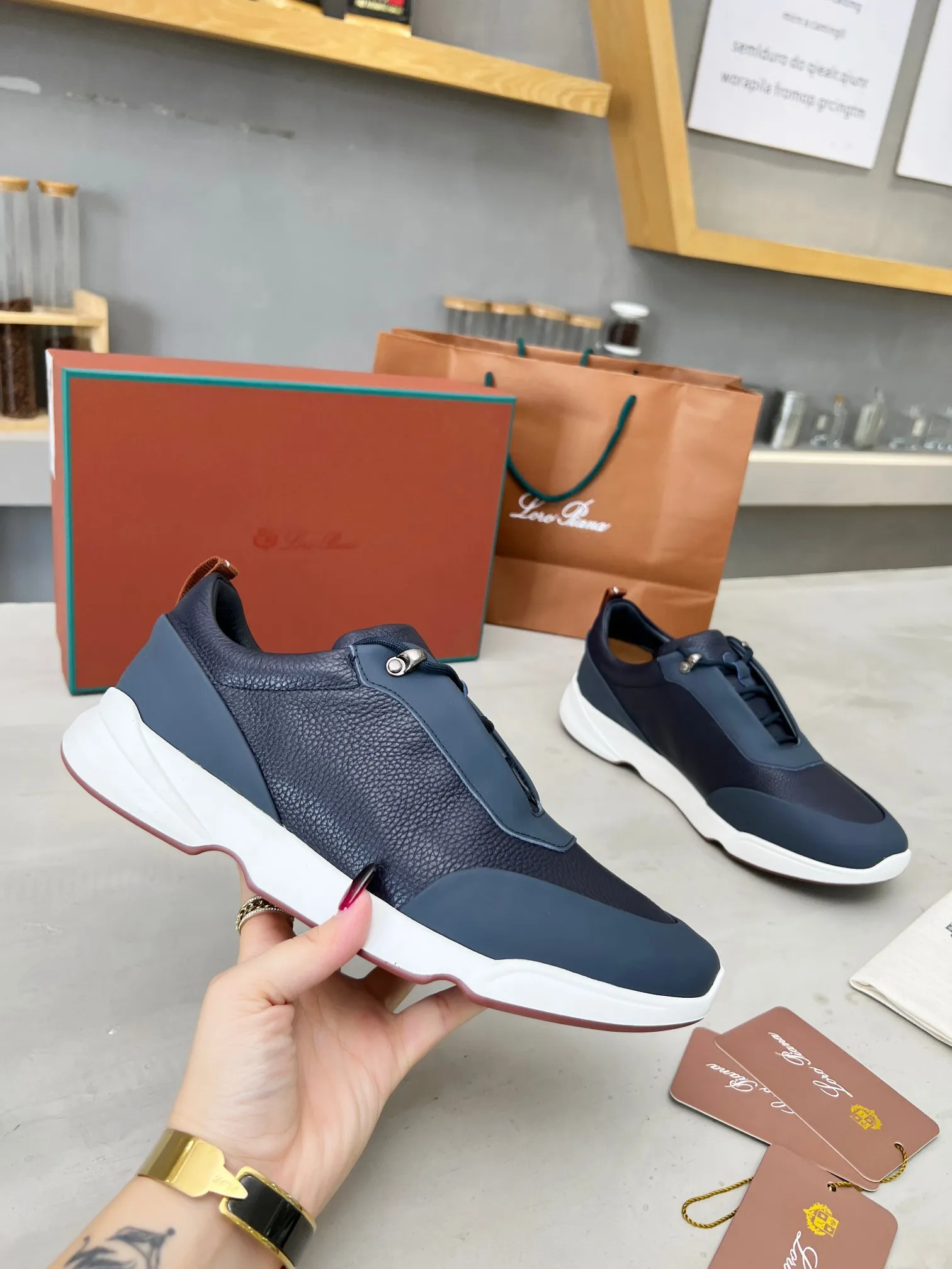 Men's shoes 💰660 🧚‍♂️Loro Piana*👉Top genuine grade👉Buy the original 1:1 copy💯💯💯 Founded the existing Loro Piana company on April 24, 1924. It is now the sixth generation of family business, providing top-quality products to customers who are discerning about taste and quality. ❤️ Imported silk calfskin and South Korean natural cowhide. The interior is made of imported A-grade water-dyed cowhide. 💯💯💯 Original molded base. 💯Authentic packaging code number: 39-46